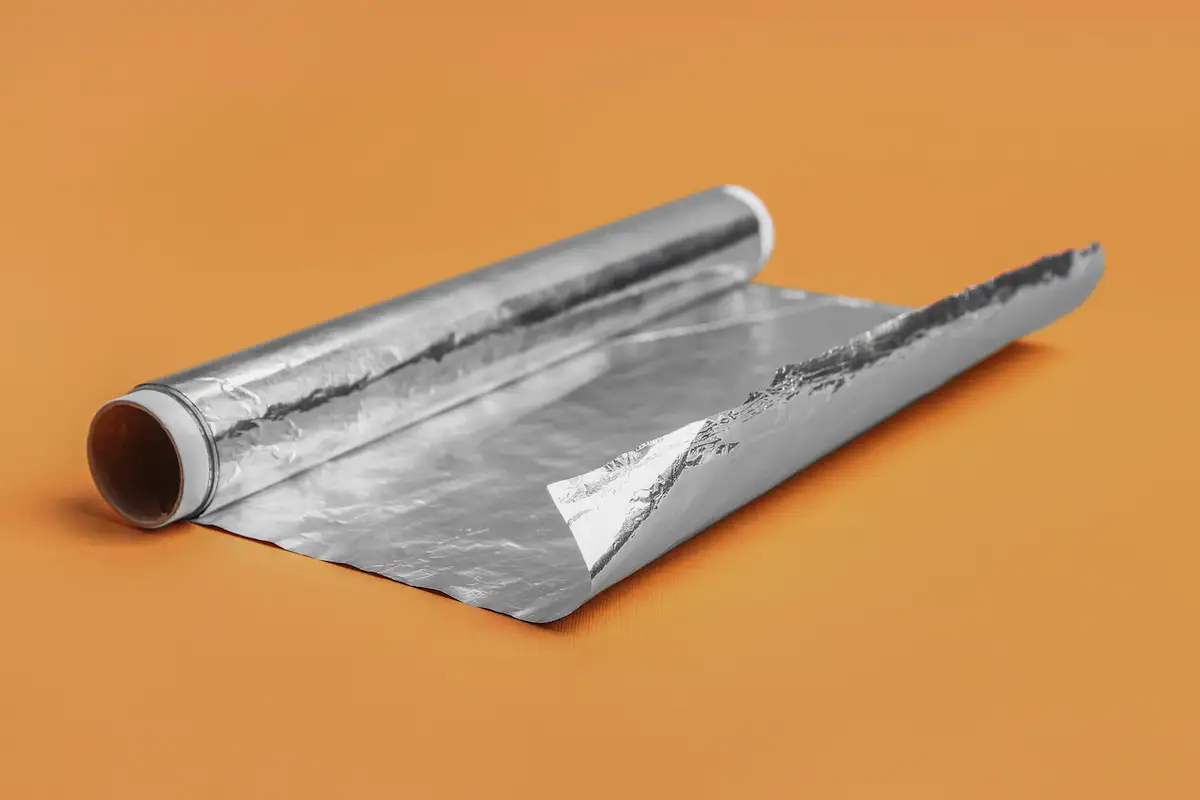 Alumiinifolio harjan varteen – näin lakaiset pölyn, karvat ja staattisen sähkön pois kertaheitolla ja unohdat turhautumisen ikuisesti