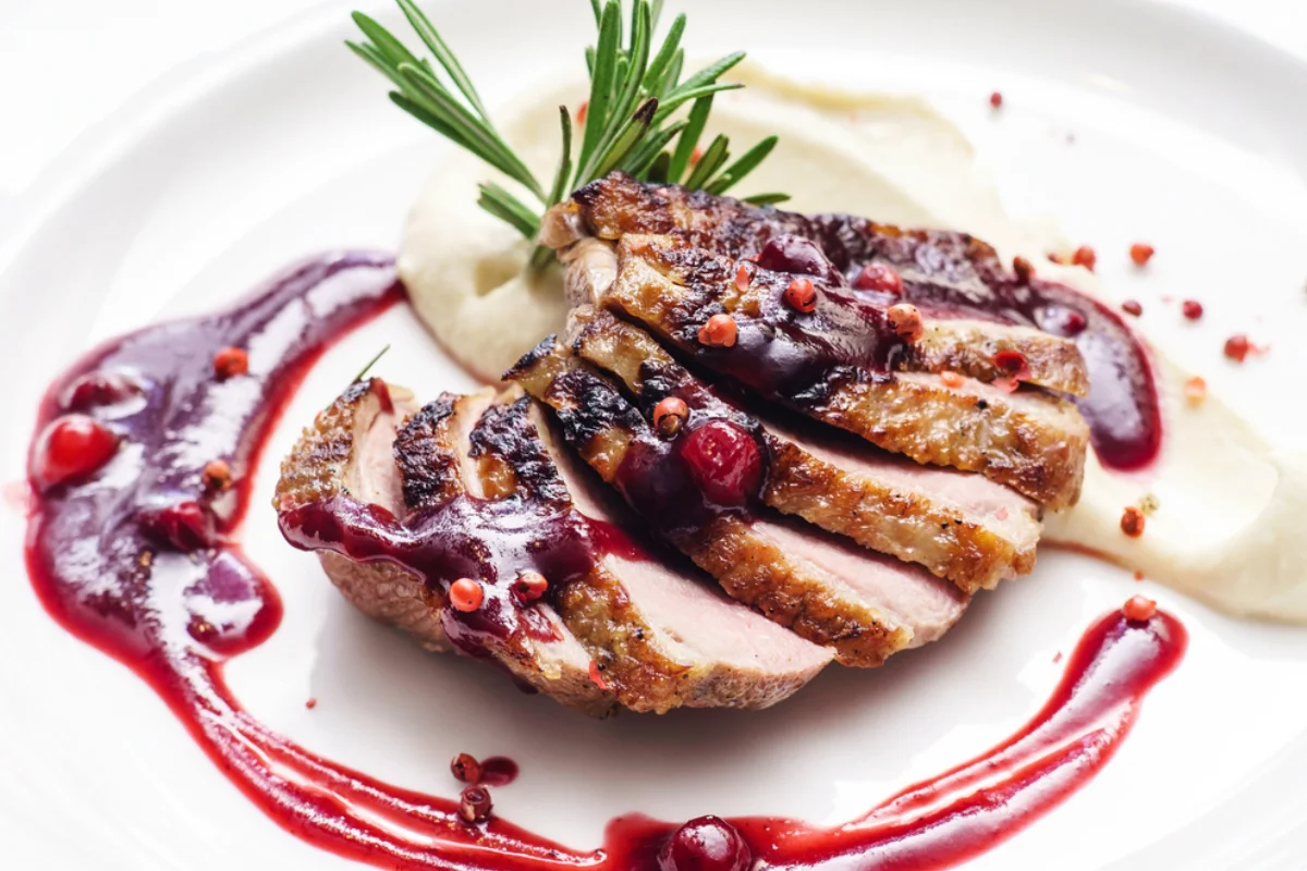 Ankankoipeen punajuurikastike – tämä resepti syrjäyttää appelsiinin lopullisesti ja nousee uudeksi joulupöydän kuninkaaksi