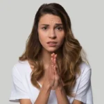 Anteeksi pyytäminen kaikesta – miksi jotkut sanovat “sori” jopa hengittämisestä ja mitä se kertoo sisimmästään