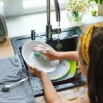 Astianpesuaineen uskomattomat puhdistusvoimat: 10 todellista tapaa, joilla se hoitaa koko kodin – et enää koskaan katso pulloa samalla tavalla