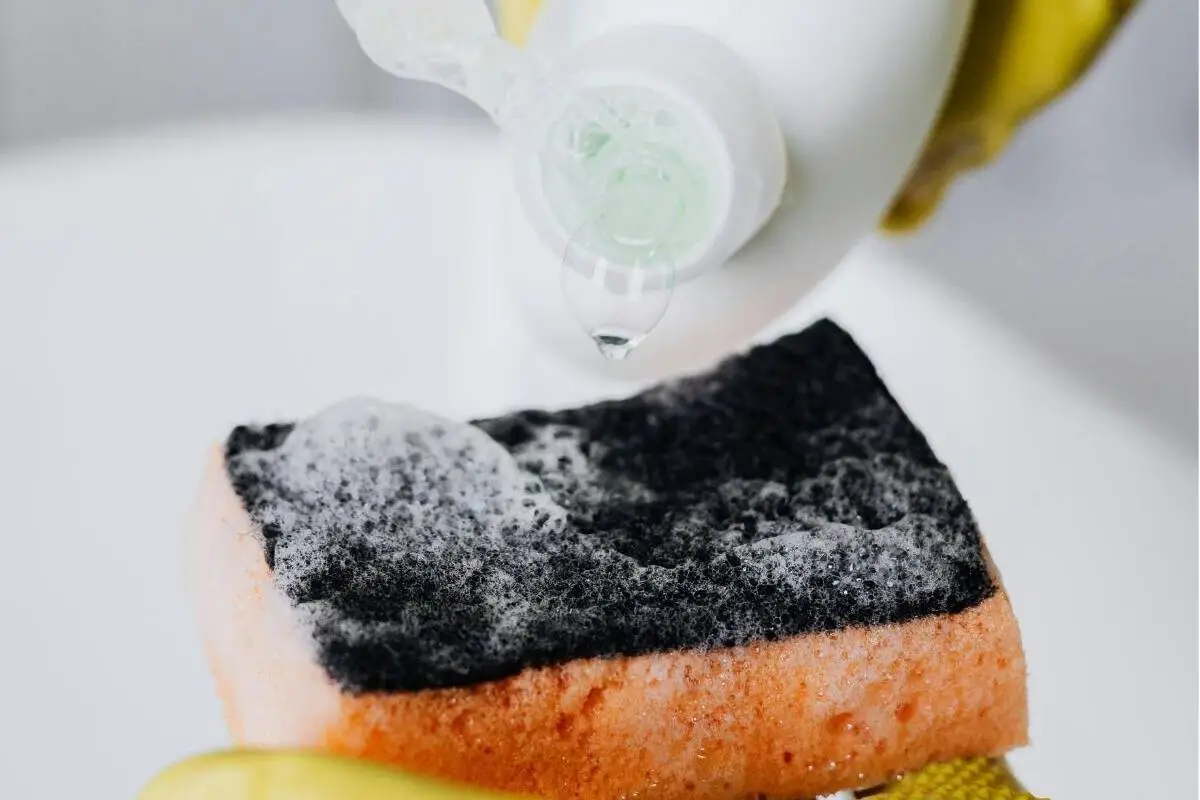 Astianpesuaineen uskomattomat puhdistusvoimat: 10 todellista tapaa, joilla se hoitaa koko kodin – et enää koskaan katso pulloa samalla tavalla