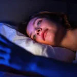 Sininen valo ja melatoniinin tuotanto: miten näytöt häiritsevät unta