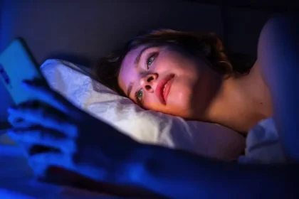 Sininen valo ja melatoniinin tuotanto: miten näytöt häiritsevät unta