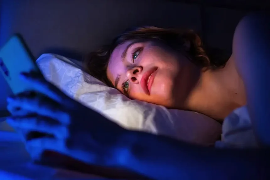 Sininen valo ja melatoniinin tuotanto: miten näytöt häiritsevät unta