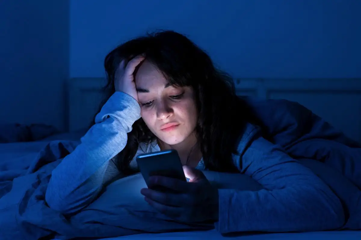 Sininen valo ja melatoniinin tuotanto: miten näytöt häiritsevät unta