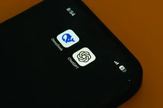 DeepSeek V3.2 mullistaa tekoälyn pelikentän – kiinalainen malli haastaa GPT-5:n ja Gemini 3.0 Pron tehokkuudella ja avoimuudella