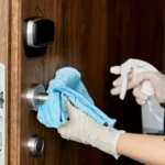 Etikalla pyyhkimällä ovenpielestä poistat kaiken sen, mitä et edes näe – ja koti muuttuu yhdessä hetkessä raikkaammaksi, kevyemmäksi ja kutsuvammaksi