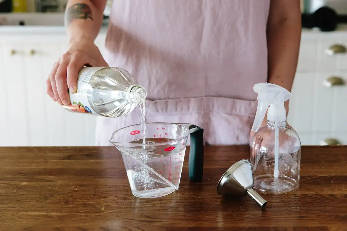 Etikalla pyyhkimällä ovenpielestä poistat kaiken sen, mitä et edes näe – ja koti muuttuu yhdessä hetkessä raikkaammaksi, kevyemmäksi ja kutsuvammaksi