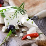 Feta joka päivä – mitä kehossasi oikeasti tapahtuu, kun syöt sitä 30–100 grammaa päivässä 