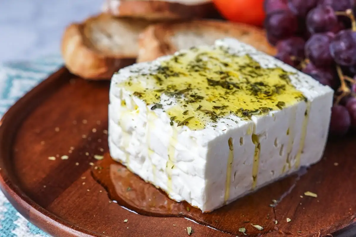 Feta joka päivä – mitä kehossasi oikeasti tapahtuu, kun syöt sitä 30–100 grammaa päivässä