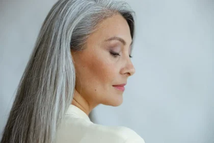 Harmaat hiukset katoavat kuin itsestään – tämä kahden raaka-aineen kotikonsti palauttaa tummat hiuksesi kuukaudessa ilman ainuttakaan värjäystä