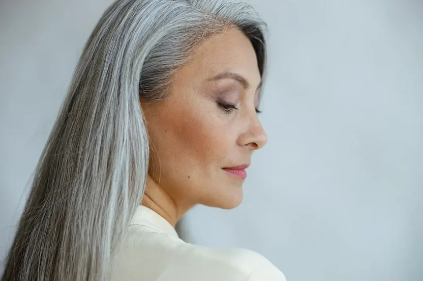 Harmaat hiukset katoavat kuin itsestään – tämä kahden raaka-aineen kotikonsti palauttaa tummat hiuksesi kuukaudessa ilman ainuttakaan värjäystä