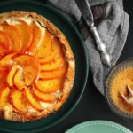 Hurma-mascarponegalette kanelisiirapissa: syksyn paras leivonnainen, joka tuoksuu koko talon täyteen lämpöä ja katoaa lautaselta hetkessä