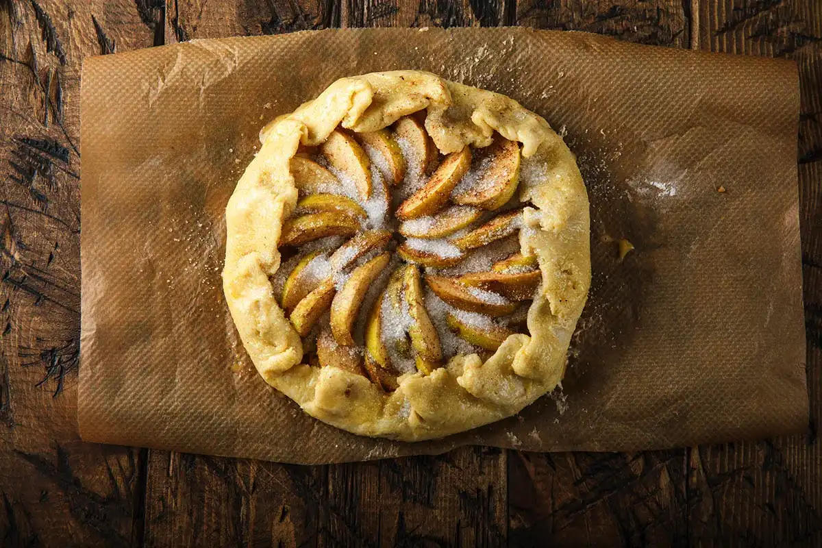 Hurma-mascarponegalette kanelisiirapissa: syksyn paras leivonnainen, joka tuoksuu koko talon täyteen lämpöä ja katoaa lautaselta hetkessä