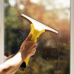 Ikkunoiden puhdistus ilman raitoja – näin saat lasipinnat täysin näkymättömiksi vartissa ja ilman yhtään kemikaalia