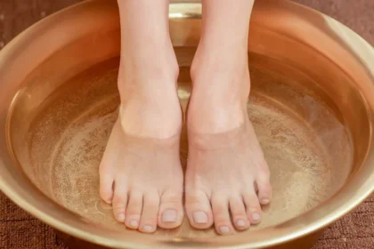 Jalkakylpy etikalla – halpa kotikonsti, joka poistaa hajut, sienet, kutinan ja kovettumat lopullisesti