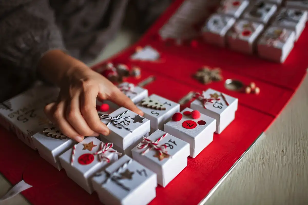 Joulukalenteri on 24 päivän rakkauskirje joululta – näin se muuttaa koko joulukuun taianomaiseksi ja tekee arjesta juhlaa