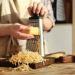 Juustoraastin ei enää tukkeudu koskaan – nämä 5 nerokasta keittiökikkaa pelastavat raastimen joka kerta