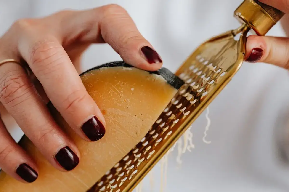 Juustoraastin ei enää tukkeudu koskaan – nämä 5 nerokasta keittiökikkaa pelastavat raastimen joka kerta