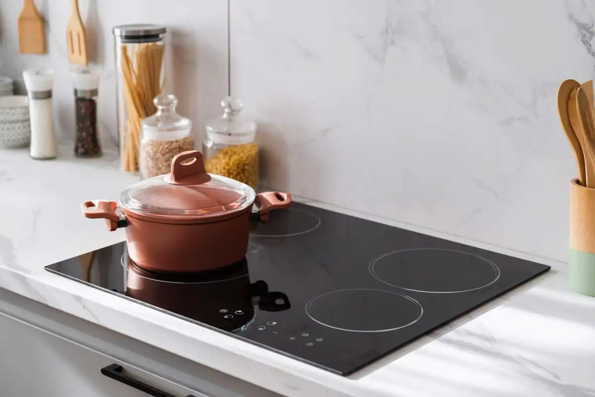 Kaasuhella vai induktio: yksi päätös, joka voi pelastaa perheesi keuhkot ja muuttaa koko kodin ilmapiirin