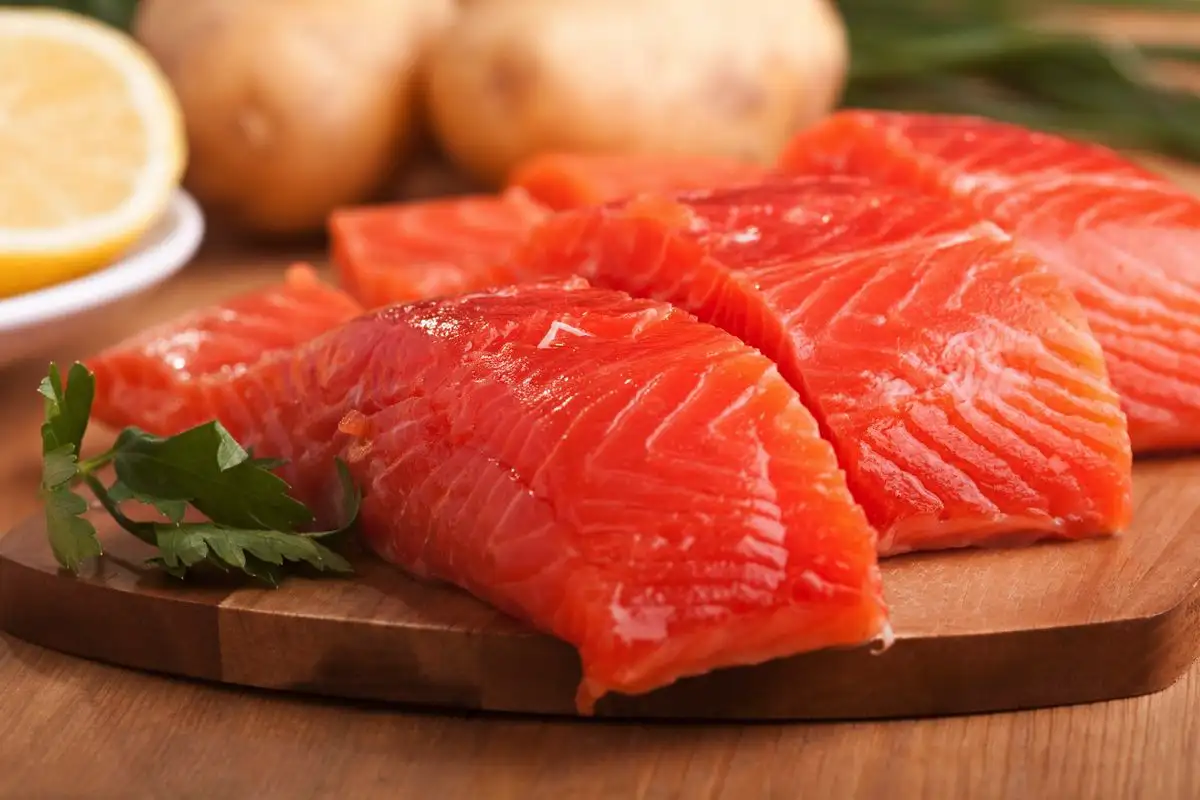 Kana vai lohi: kumpi on oikeasti parempi terveydelle, vyötärölle ja elinikään 