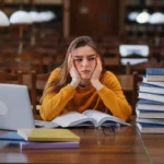 Koeaikojen tuki – näin autat lasta tai nuorta läpi loppukirien ilman, että koti muuttuu painekattilaksi