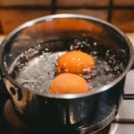 Miksi kovaksi keitetyt munat kannattaa aina keittää pienellä tilkalla etikkaa vesikattilassa?