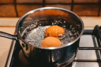 Miksi kovaksi keitetyt munat kannattaa aina keittää pienellä tilkalla etikkaa vesikattilassa?