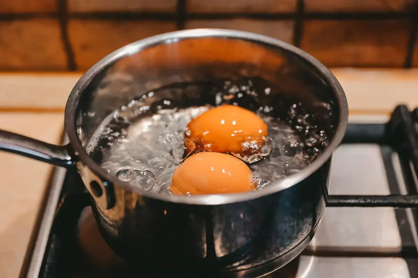 Miksi kovaksi keitetyt munat kannattaa aina keittää pienellä tilkalla etikkaa vesikattilassa?