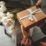 Lahjan antamisen 8 kuolemansyntiä, jotka voivat pilata joulun ja koko suhteen – täydellinen opas, jolla vältät ne kaikki
