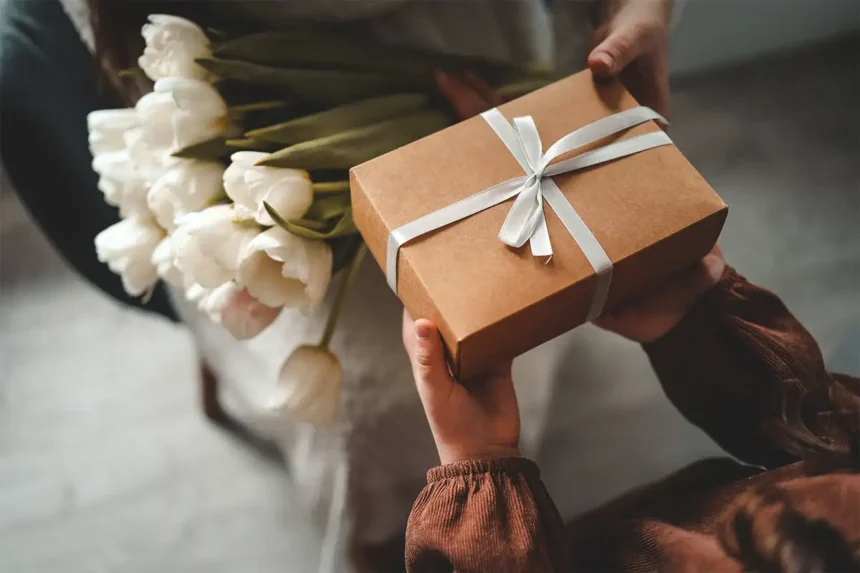 Lahjan antamisen 8 kuolemansyntiä, jotka voivat pilata joulun ja koko suhteen – täydellinen opas, jolla vältät ne kaikki