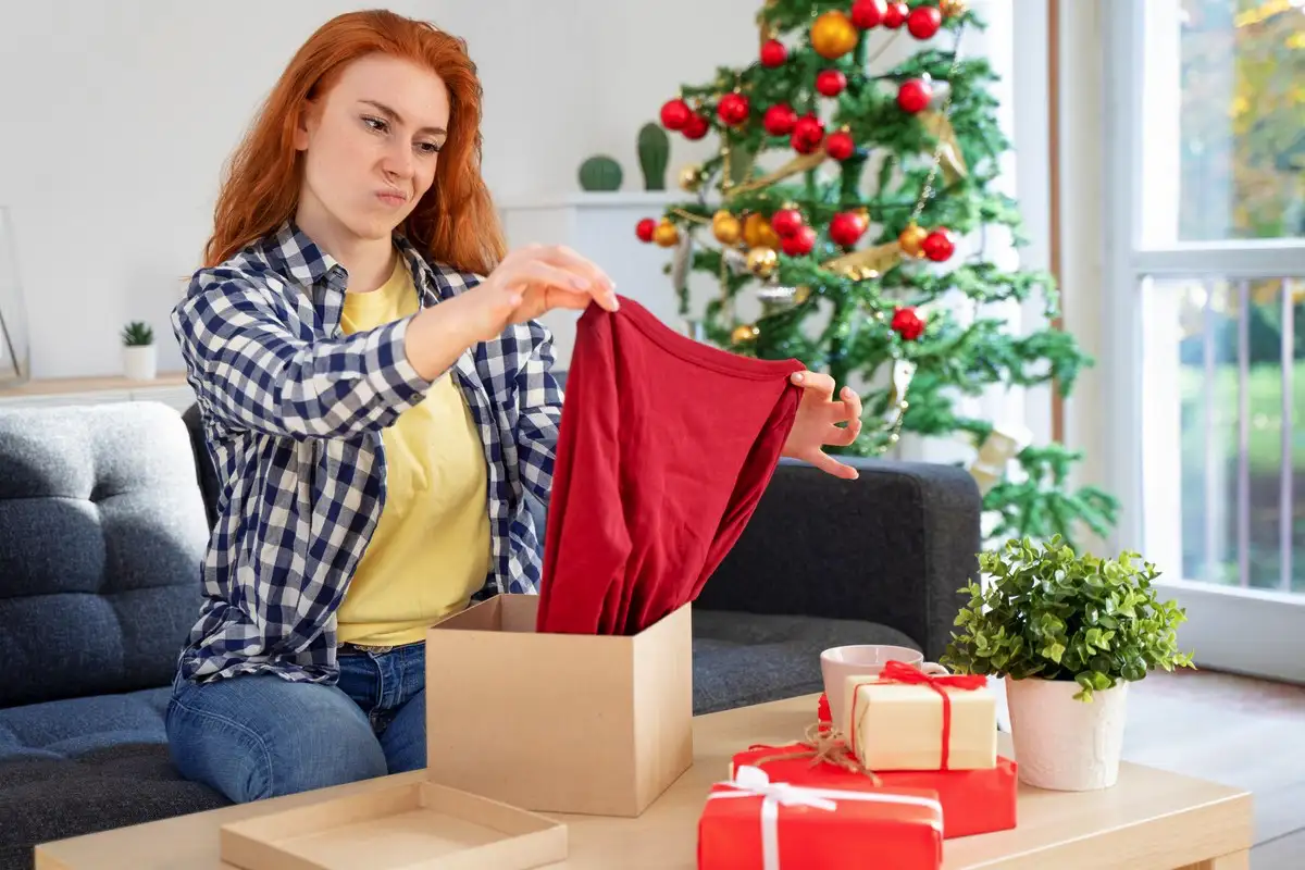 Lahjan antamisen 8 kuolemansyntiä, jotka voivat pilata joulun ja koko suhteen – täydellinen opas, jolla vältät ne kaikki