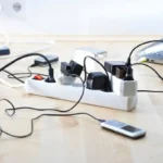 Kuinka monta laitetta yhden pistorasian ja jatkojohdon todella kestää, ennen kuin koko elämäsi palaa 7 minuutissa