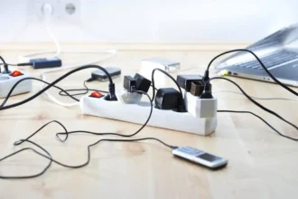 Kuinka monta laitetta yhden pistorasian ja jatkojohdon todella kestää, ennen kuin koko elämäsi palaa 7 minuutissa