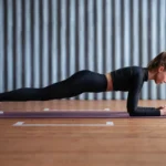 Kuinka kauan pitää lankkua iän mukaan: normit 20-, 40- ja 60-vuotiaille – laatu tärkeämpää kuin sekunnit