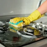 Liesituulettimen ritilät ja keittotason polttimet puhtaiksi ilman etikkaa ja tiskiainetta – yksi aine riittää ja tulos on uskomaton