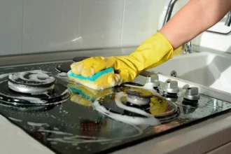 Liesituulettimen ritilät ja keittotason polttimet puhtaiksi ilman etikkaa ja tiskiainetta – yksi aine riittää ja tulos on uskomaton