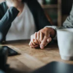 Luottamus syntyy korvissa – näkymätön äänensävy, joka päättää puolestasi, uskooko sinuun vai ei