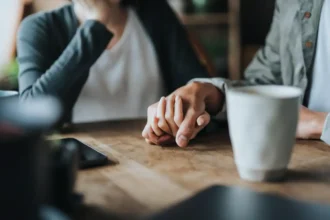 Luottamus syntyy korvissa – näkymätön äänensävy, joka päättää puolestasi, uskooko sinuun vai ei