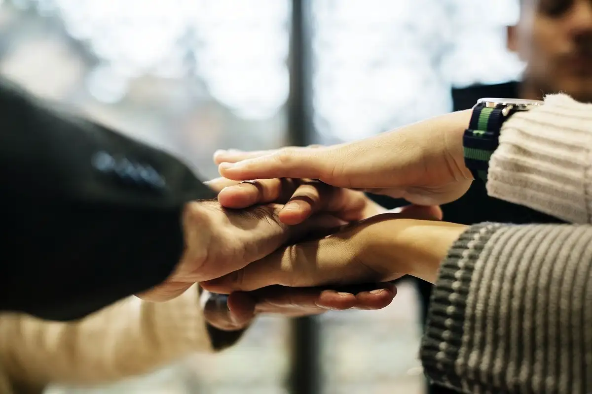 Luottamus syntyy korvissa – näkymätön äänensävy, joka päättää puolestasi, uskooko sinuun vai ei