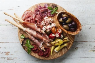 Makkarat, kinkut ja leikkeleet: miksi ne nostavat verenpainetta kuin hissi ja miten syöt niitä vuosikausia ilman että sydän kärsii