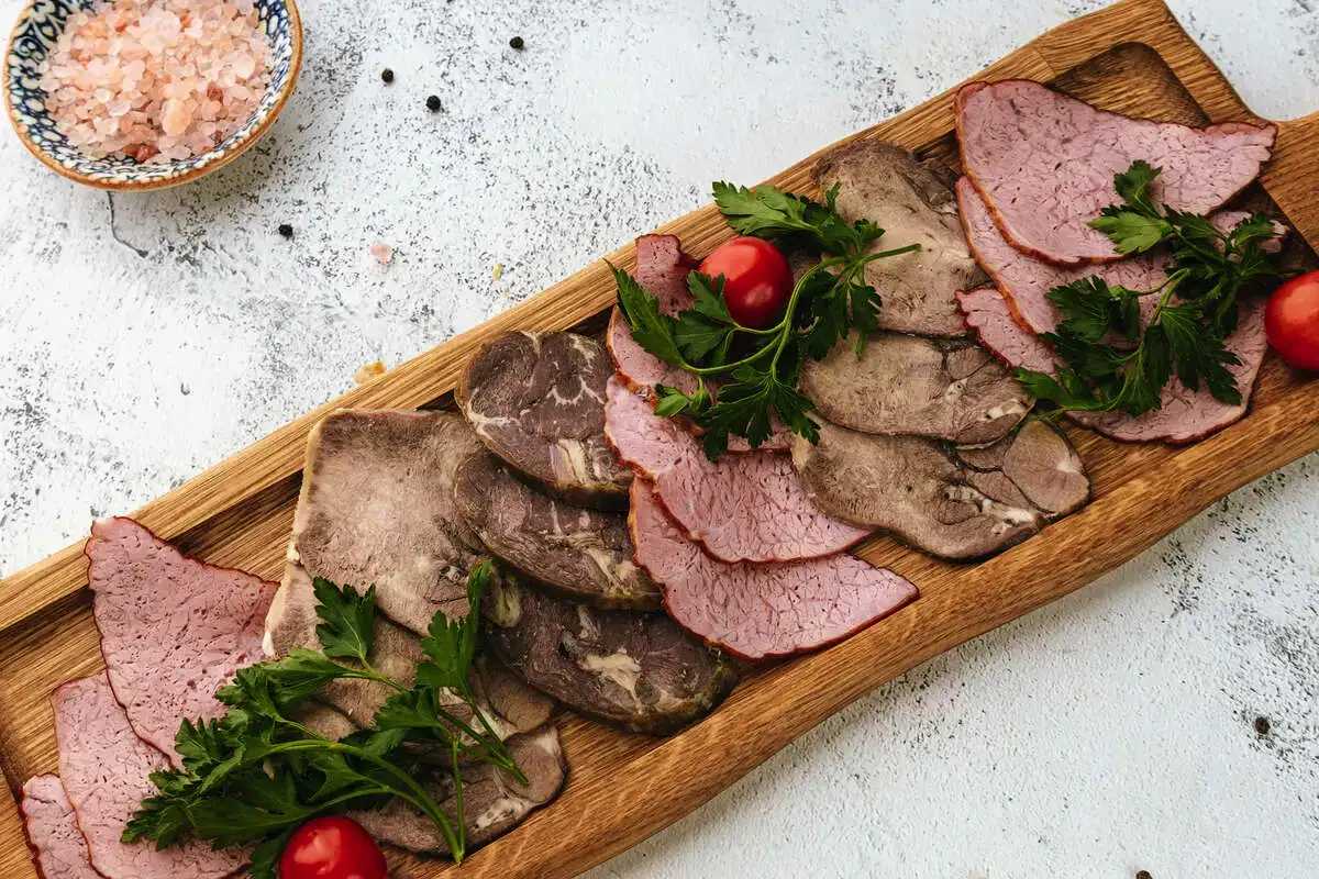 Makkarat, kinkut ja leikkeleet: miksi ne nostavat verenpainetta kuin hissi ja miten syöt niitä vuosikausia ilman että sydän kärsii