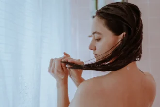 Omenaviinietikkahuuhtelu on hiusten salainen ase – näin saat uskomattoman kiillon, pehmeyden ja terveen ilmeen täysin luonnollisesti kotona