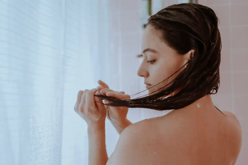 Omenaviinietikkahuuhtelu on hiusten salainen ase – näin saat uskomattoman kiillon, pehmeyden ja terveen ilmeen täysin luonnollisesti kotona