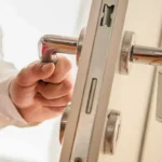 Miksi palaat tarkistamaan, onko ovi lukossa? Psykologia tietää vastauksen – ja se kertoo sinusta yllättävän paljon hyvää