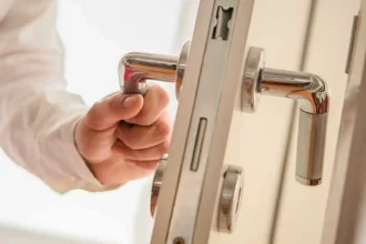 Miksi palaat tarkistamaan, onko ovi lukossa? Psykologia tietää vastauksen – ja se kertoo sinusta yllättävän paljon hyvää