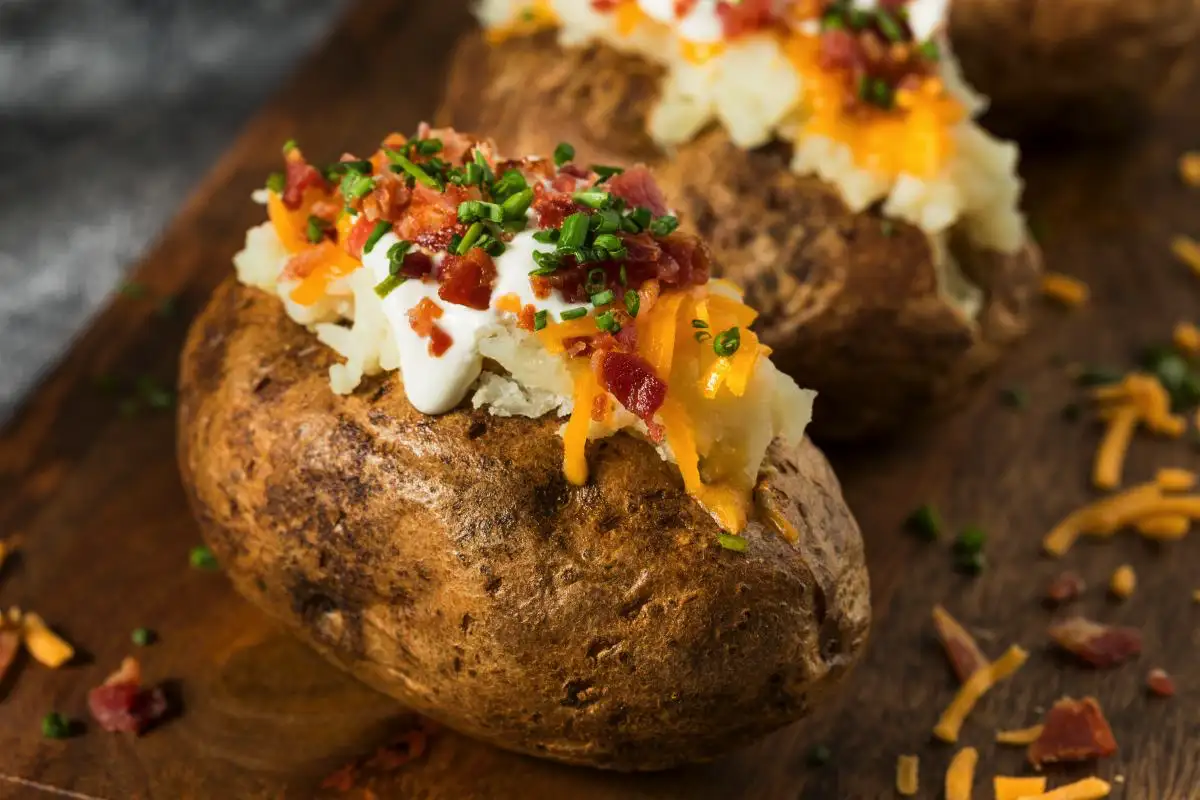 Paistetut perunat sienitäytteellä ja punaisella paprikalla – uskomattoman herkullinen illallinen