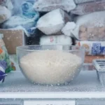 Pakastimen hajuongelma ratkeaa yhdessä yössä – kaurahiutaleet tekevät sen, mihin mikään kaupan purkki ei pysty