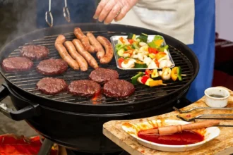 Parilan täydellinen korkeus: miksi juuri 11 senttimetriä erottaa keskinkertaisen grillauksen siitä, kun vieraat sulkevat silmänsä ja huokaisevat onnesta