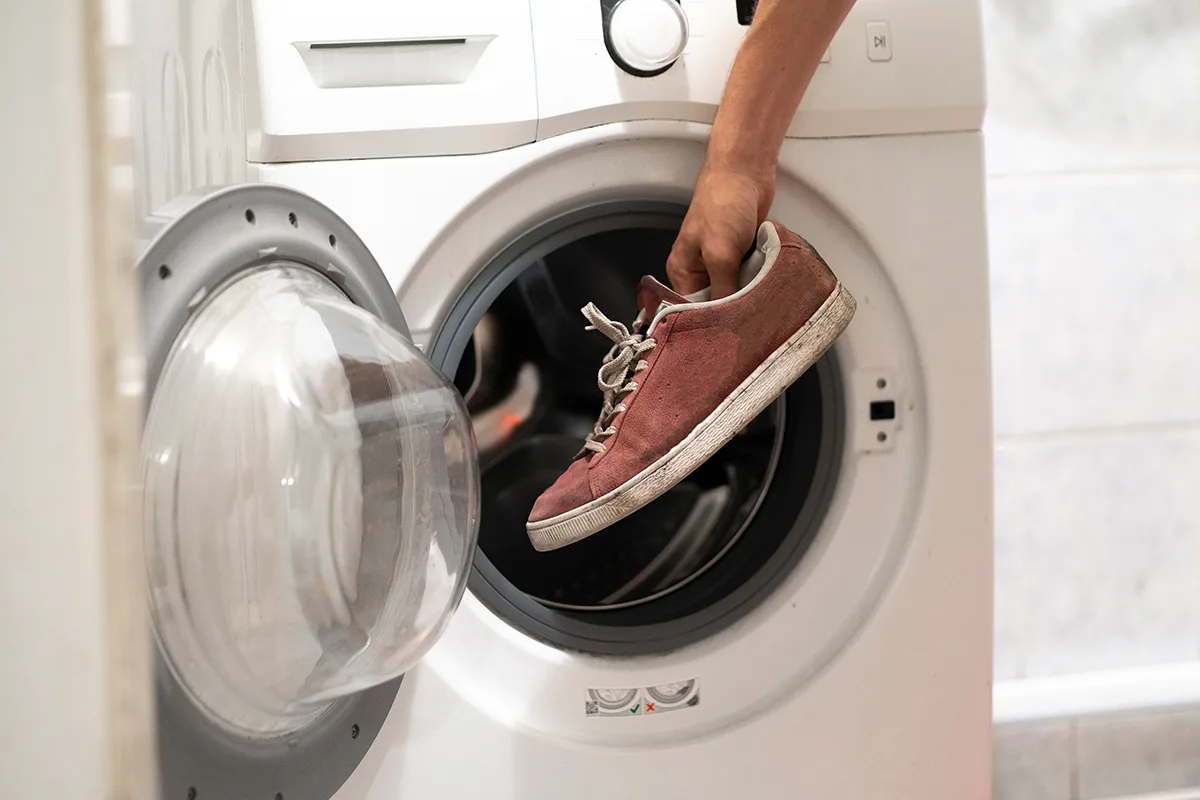 Näin peset kengät pesukoneessa vahingoittamatta niitä – asiantuntijat paljastavat toimivan menetelmän